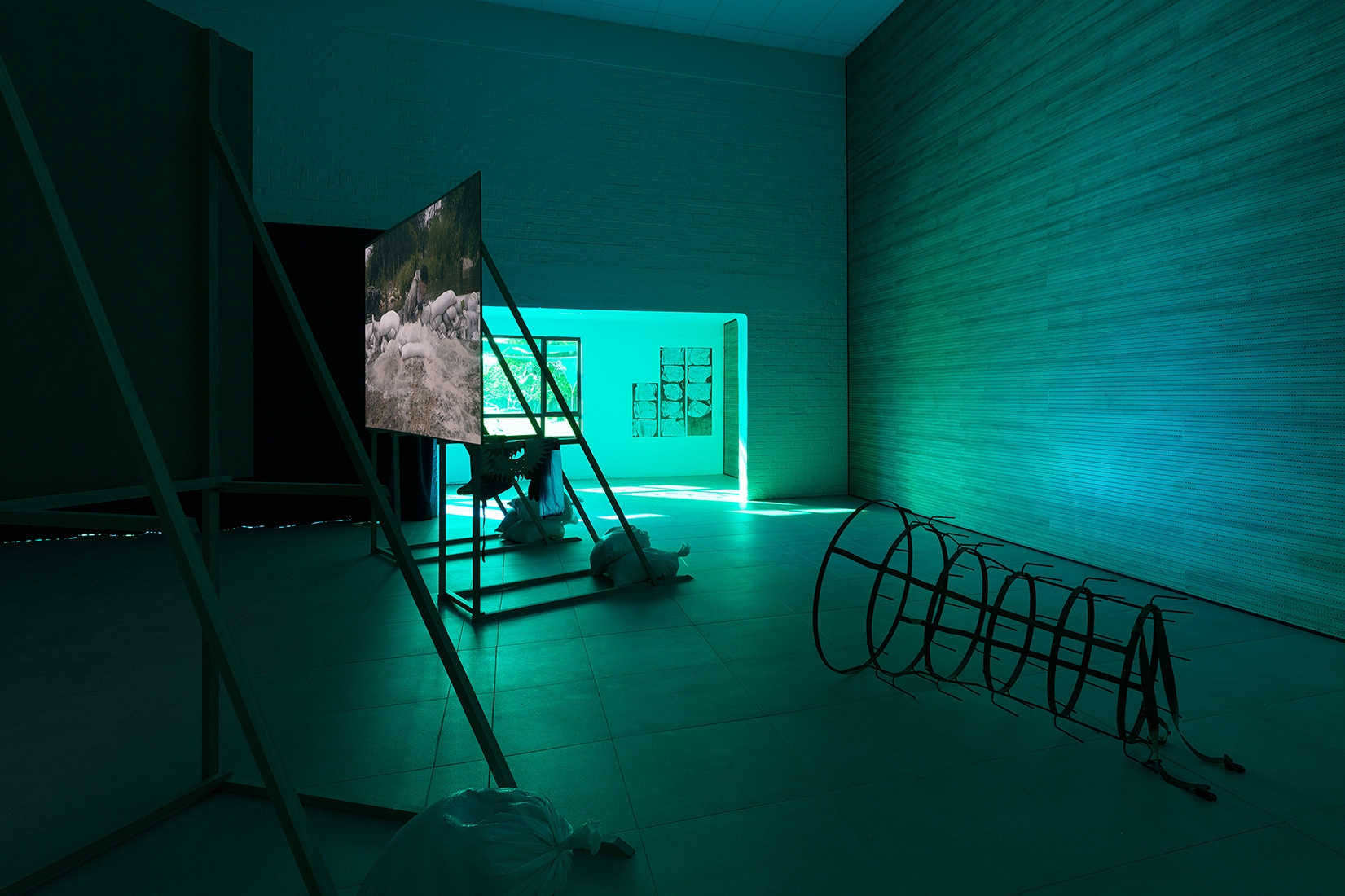 https://www.abrideswardt.com/files/gimgs/th-81_Installation view Abri de Swardt, Kammakamma (2022-2024), Synchronised two-channel projection, configurable screens, sand from Macassar Dunes, and costumes, 16’54 min 7.jpg